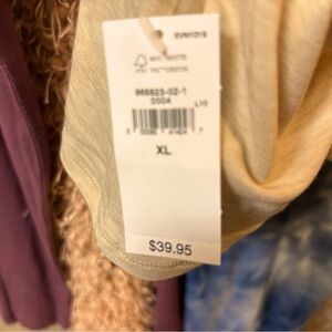 Gap fit Breathe crop top with tie XL NWT has built in shelf
Bra good for workout